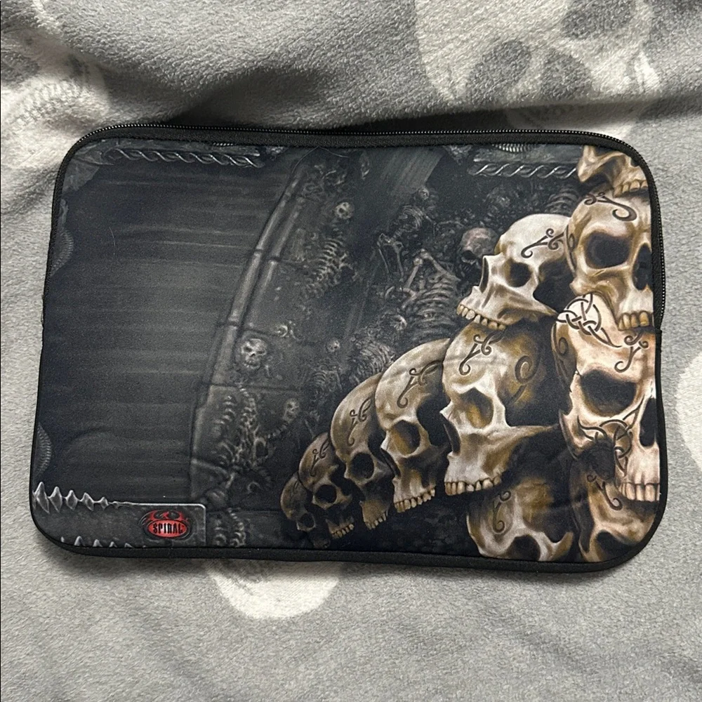 Spiral direct AMZER “pile of skulls” Skull Print NEOPRENE tablet Sleeve 11x8x0.5